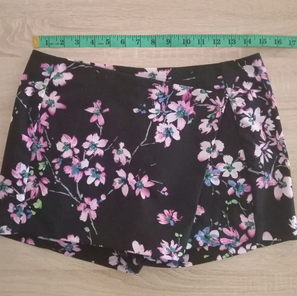 Floral Black Women's Shorts - Picture 8 of 9